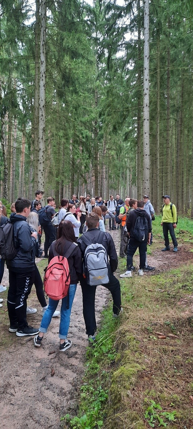 Schulwandergruppe auf dem „Saukopf“ nahe des „Steinsees“ im „Craimarer Grund“