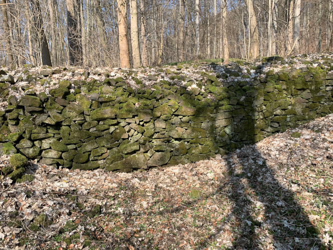 Die 2003 sanierte Grabbrunnenmauer