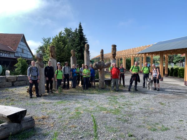 Am Skulpturengarten beim Schwimmbad Rippertshausen