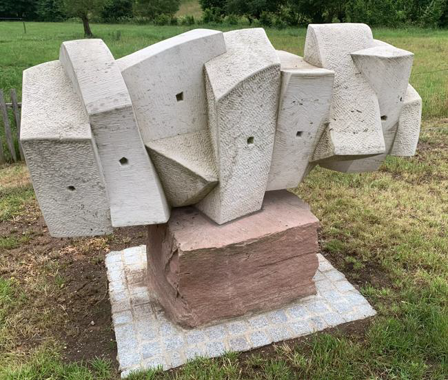 Die_Skulptur_in_der_Helmerser_Dorfmitte_Foto_R.png