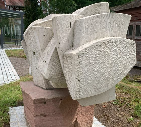 Die_Skulpturenstirnseiten_sollen_an_den_Grundriss_der_Frankenburgmauern_erinnern_Foto_R.png